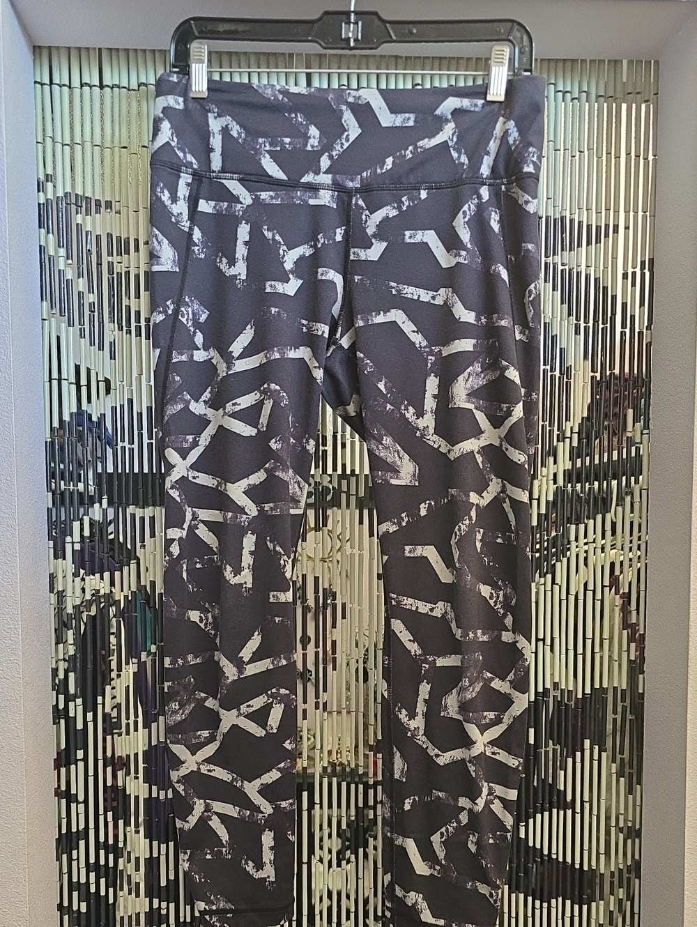 H&M Black Sport Leggings with Gray Abstract Print Size M